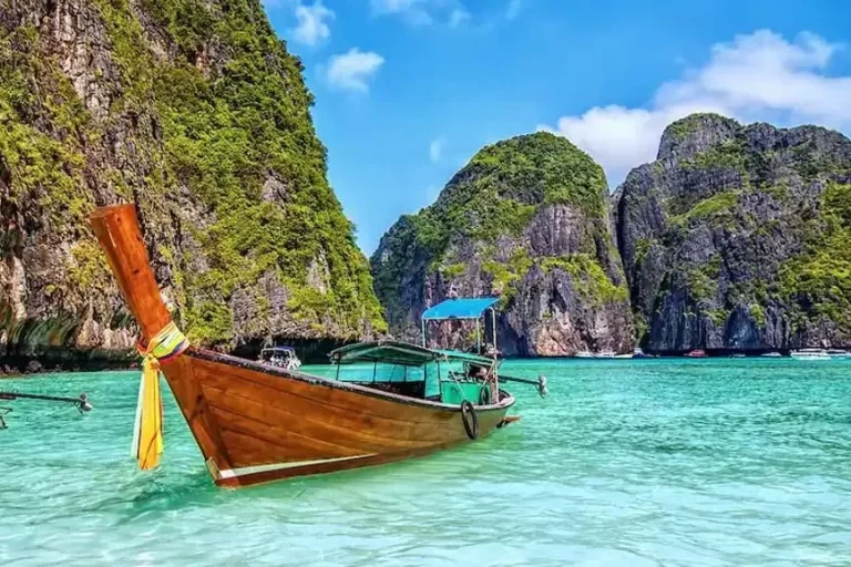 Barca de cola larga en aguas turquesa del sur de Tailandia