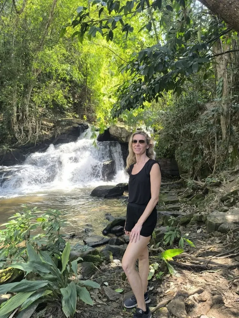 Viajera junto a una cascada en la selva
