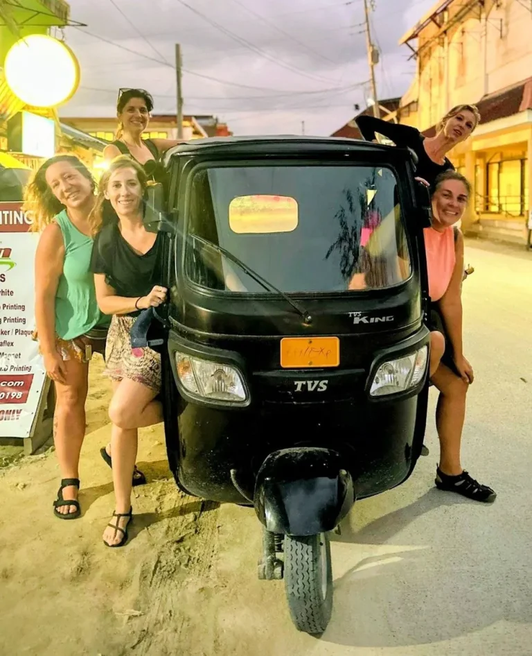 Grupo reducido de viajeras junto a un tuk-tuk