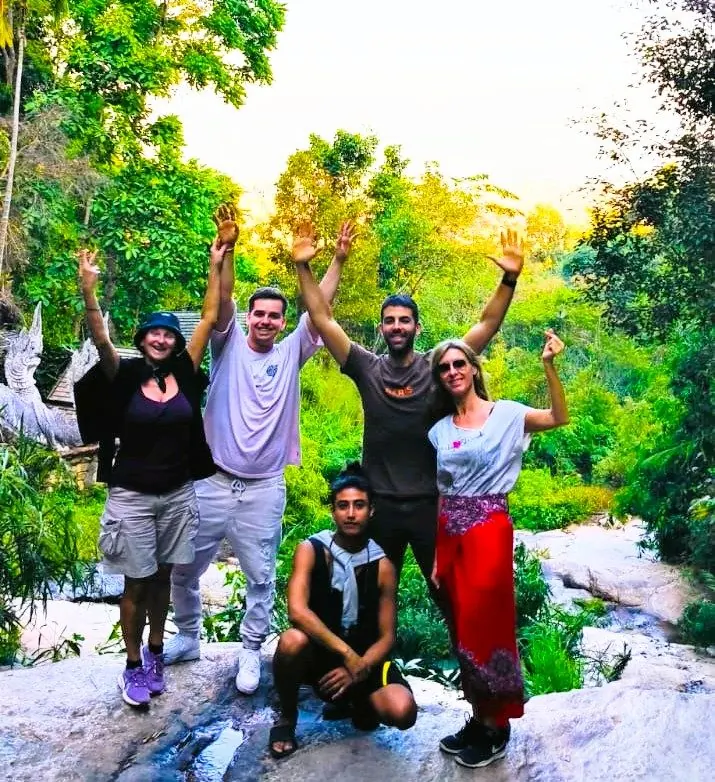 Grupo de viajeros celebrando en la selva de Tailandia
