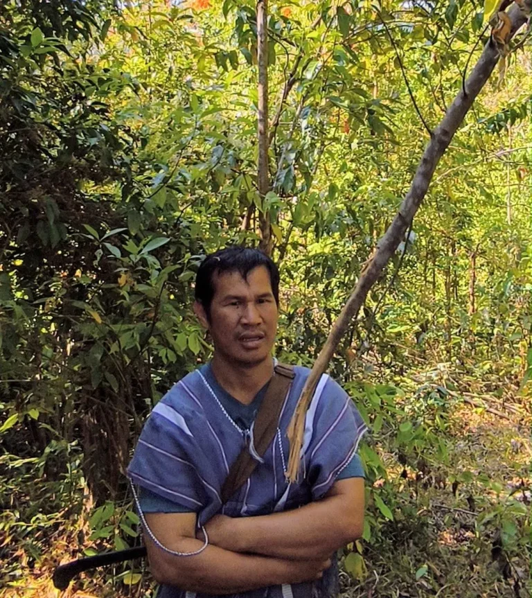 Guía local en la selva del norte de Tailandia