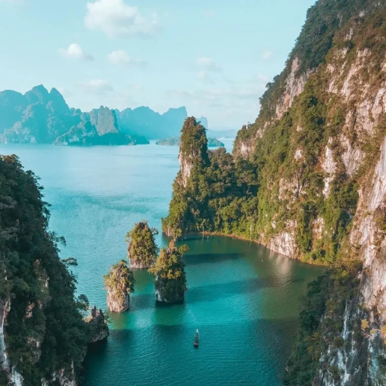 Lago Cheow Lan entre montañas kársticas en Khao Sok