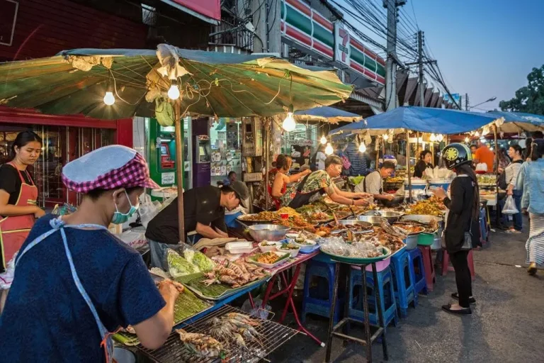 Puesto de comida en un mercado nocturno de Tailandia