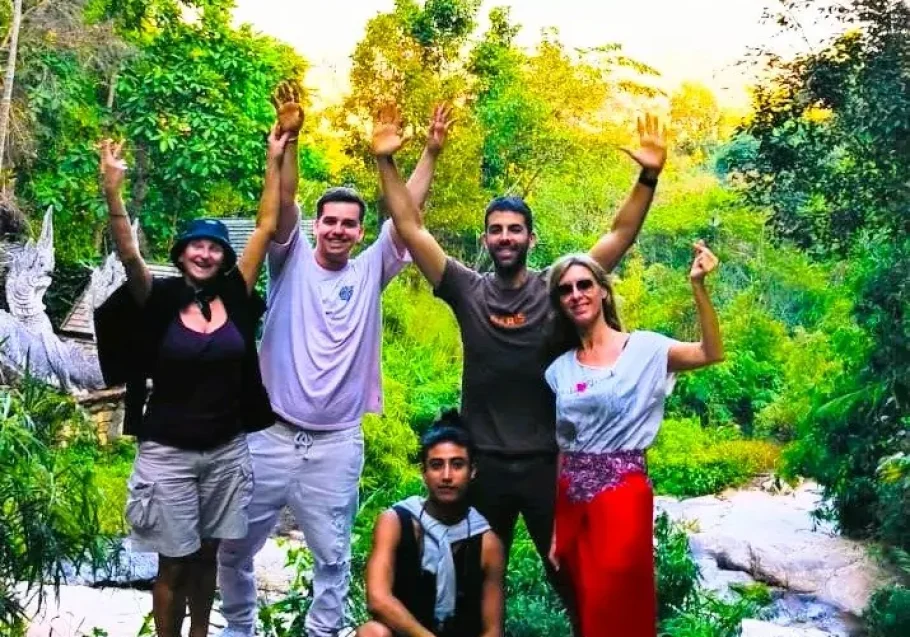 Grupo de viajeros celebrando en la selva de Tailandia